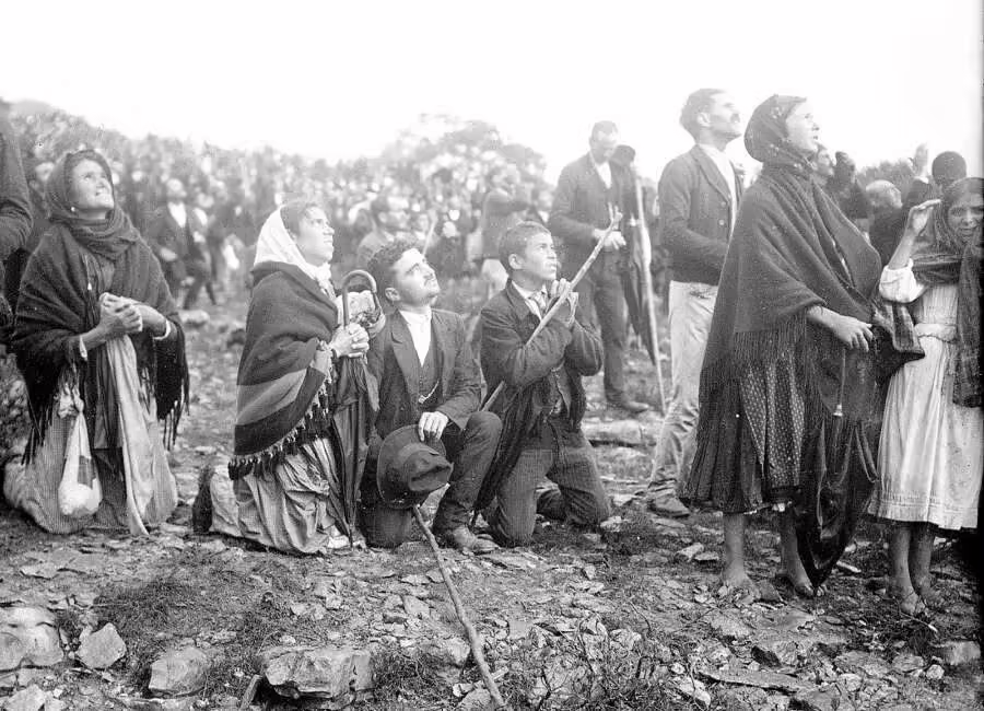 gente alla Cova da Iria gente alla Cova da Iria